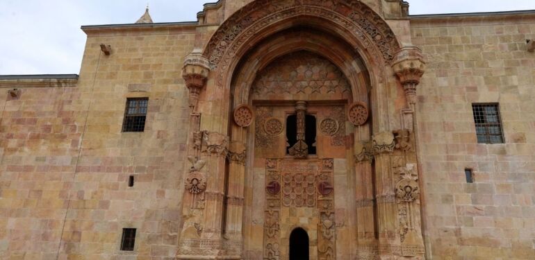 Anadolu'nun ihtişamlı mirası Divriği Ulu Cami ve Darüşşifası'nın restorasyonu tamamlandı