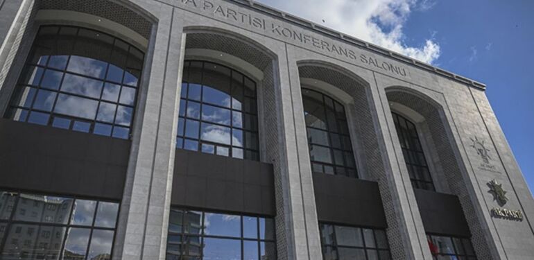 Ankara'daki kuvvetli sağanak nedeniyle AK Parti Kongre Merkezi'ni su bastı