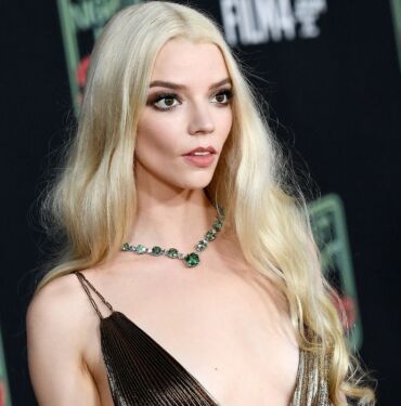 Anya Taylor-Joy üstsüz pozlarla dikkat çekti