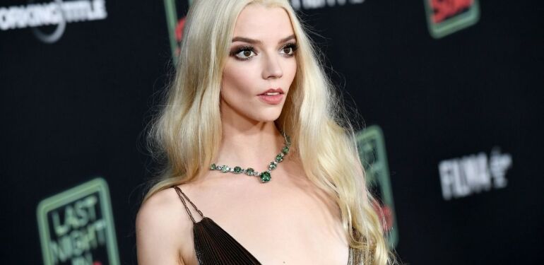 Anya Taylor-Joy üstsüz pozlarla dikkat çekti