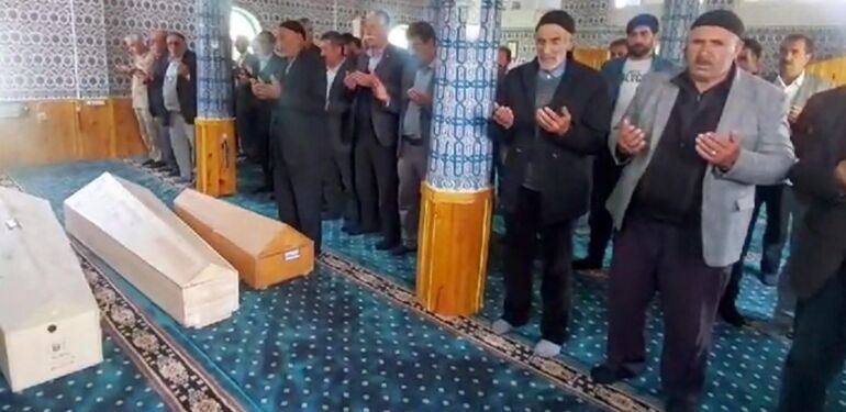 Babalarının öldürdüğü 3 kardeş, son yolculuklarına uğurlandı