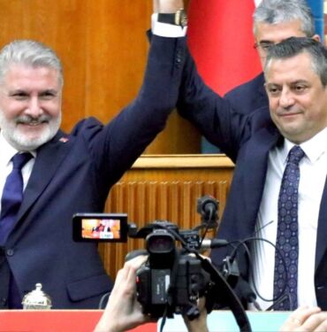 Bahadır Erdem CHP'ye katıldı Özgür Özel rozeti taktı