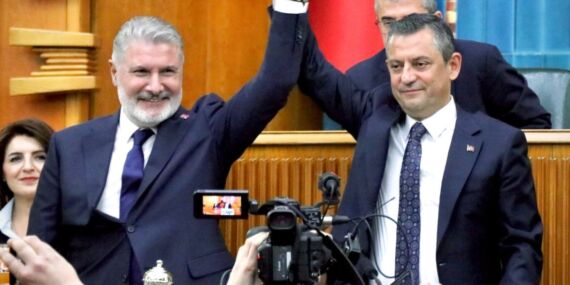 Bahadır Erdem CHP’ye katıldı: Özgür Özel rozeti taktı