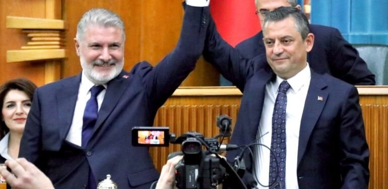 Bahadır Erdem CHP’ye katıldı: Özgür Özel rozeti taktı