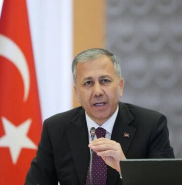 Bakan Yerlika'dan flaş açıklamalar 'Hükümete, siyasilere oyun kurmaya çalışanların tuzaklarını yerle bir edeceğiz'