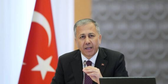 Bakan Yerlika’dan flaş açıklamalar: ‘Hükümete, siyasilere oyun kurmaya çalışanların tuzaklarını yerle bir edeceğiz’