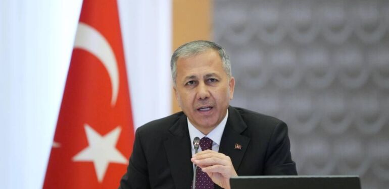 Bakan Yerlika'dan flaş açıklamalar 'Hükümete, siyasilere oyun kurmaya çalışanların tuzaklarını yerle bir edeceğiz'