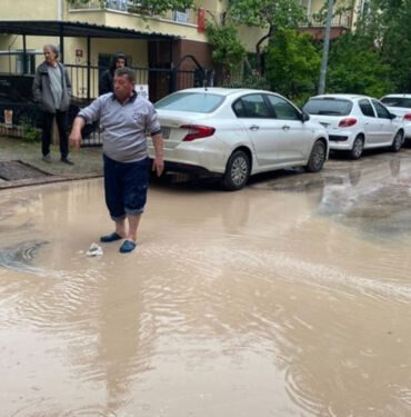 Başkent felaketi yaşadı Yollar çöktü, ev ve işyerleri hasar gördü