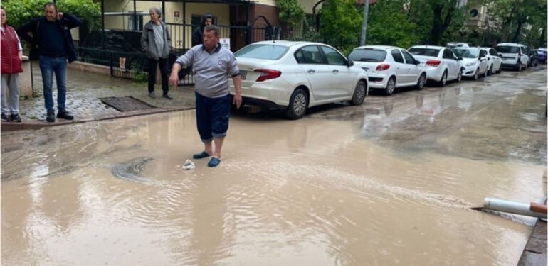 Başkent felaketi yaşadı Yollar çöktü, ev ve işyerleri hasar gördü
