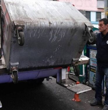 Belediye Başkanı Fuat Köse 1 Mayıs'ta işçilerle birlikte çöp topladı