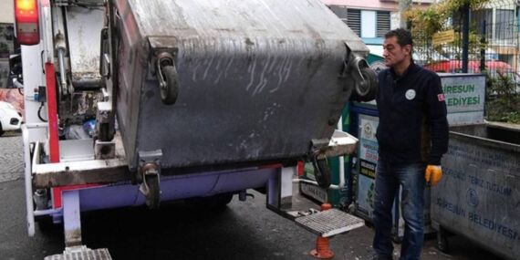 Belediye Başkanı Fuat Köse 1 Mayıs’ta işçilerle birlikte çöp topladı