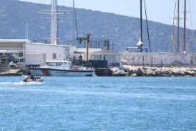 Bodrum açıklarında düzensiz göçmenleri taşıyan lastik bot battı (2)