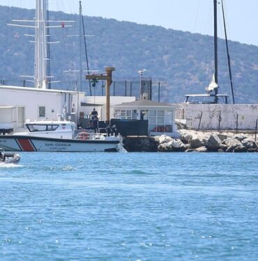 Bodrum açıklarında düzensiz göçmenleri taşıyan lastik bot battı (2)