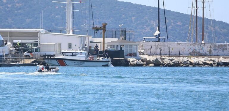 Bodrum açıklarında düzensiz göçmenleri taşıyan lastik bot battı (2)