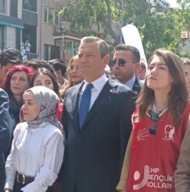 CHP lideri Özgür Özel 'Büyük Gençlik Yürüyüşü'ne katıldı