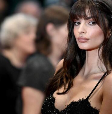 Emily Ratajkowski'nin göz kamaştıran gala tarzı Altın rengi saten elbisesiyle olay yarattı!