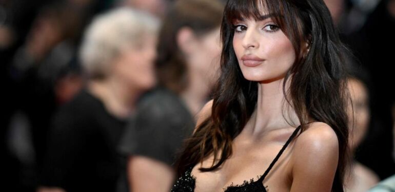 Emily Ratajkowski’nin göz kamaştıran gala tarzı: Altın rengi saten elbisesiyle olay yarattı!