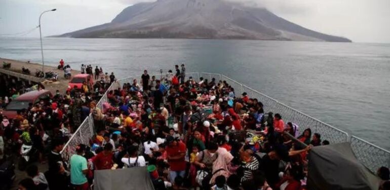 Endonezya’da Ruang Yanardağı felaketi: 12 bin kişi tahliye edildi