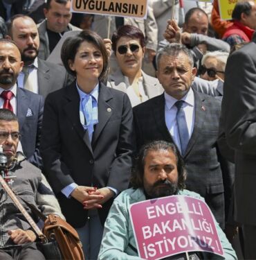 Engelliler yaşam şartlarının iyileştirilmesi talebiyle TBMM önünde eylem yaptı