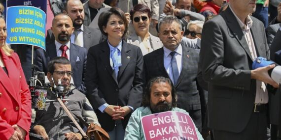 Engelliler yaşam şartlarının iyileştirilmesi talebiyle TBMM önünde eylem yaptı