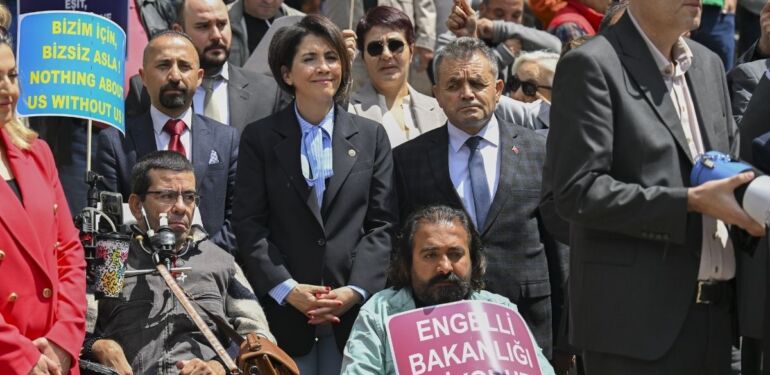 Engelliler yaşam şartlarının iyileştirilmesi talebiyle TBMM önünde eylem yaptı