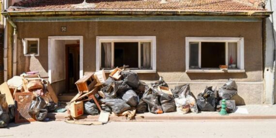 Eskişehir’de kötü koku ihbarı: Evden 4,7 ton çöp çıkarıldı