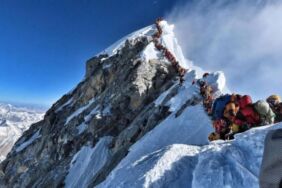 Everest'te ölen Kenyalı dağcının cesedi bulunduğu yerde bırakılacak