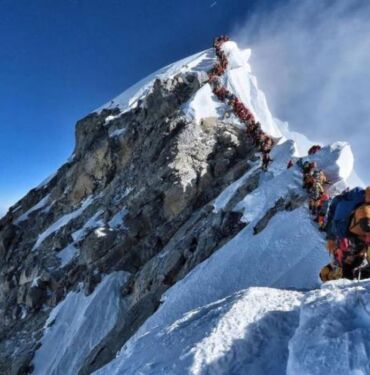 Everest'te ölen Kenyalı dağcının cesedi bulunduğu yerde bırakılacak