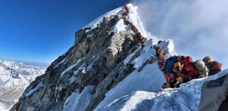 Everest’te ölen Kenyalı dağcının cesedi bulunduğu yerde bırakılacak