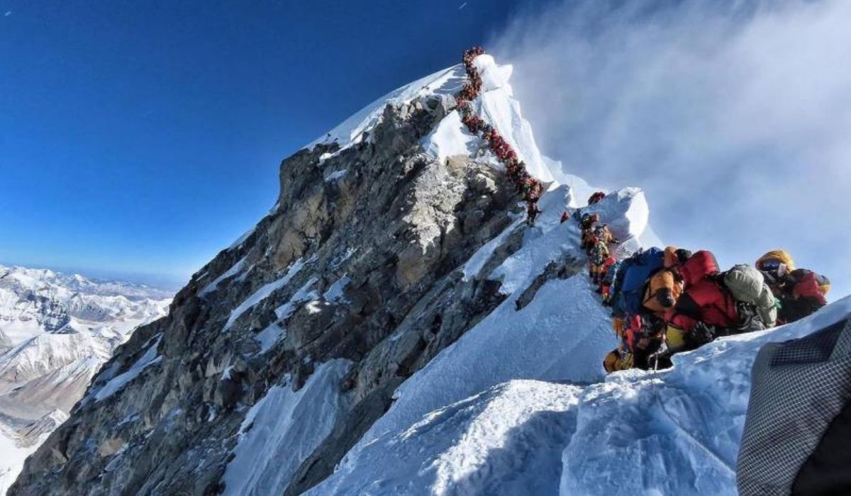 Everest'te ölen Kenyalı dağcının cesedi bulunduğu yerde bırakılacak