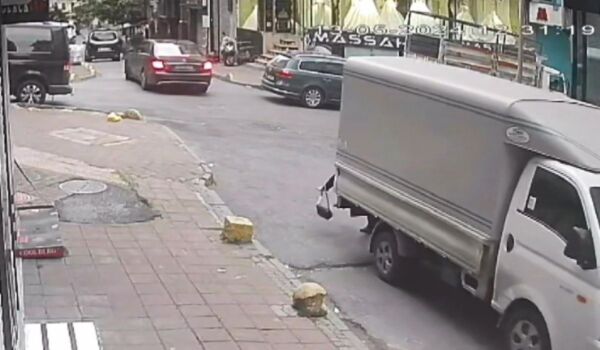 Fatih'te kamyonet kazası Yaşlı kadın metrelerce sürüklendi