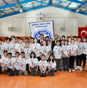 Fatih'te öğrenciler TÜBİTAK 4006 Bilim Fuarı'nda yaptıkları robotları sergiledi