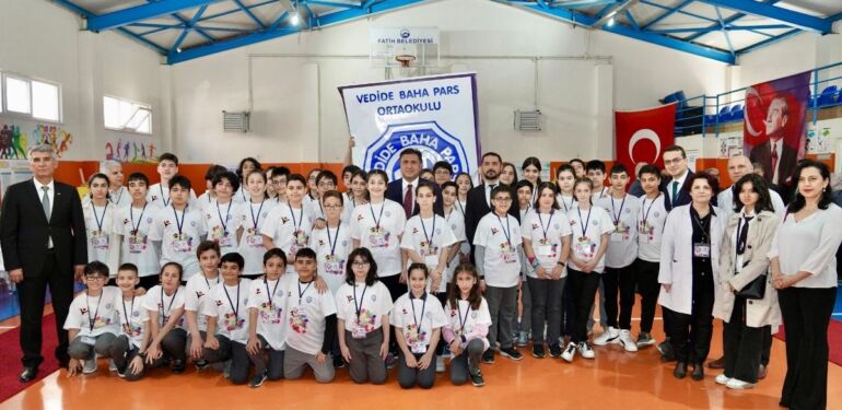 Fatih’te öğrenciler TÜBİTAK 4006 Bilim Fuarı’nda yaptıkları robotları sergiledi
