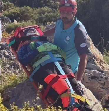 Fethiye'de kayalıklara düşen Rus yamaç paraşütü pilotu yaralandı