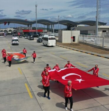Gazi Mustafa Kemal'in mirası 'Ata toprağı' atletler aracılığıyla taşınıyor