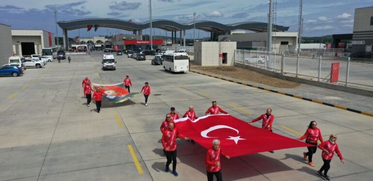 Gazi Mustafa Kemal'in mirası 'Ata toprağı' atletler aracılığıyla taşınıyor