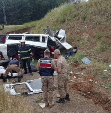 Gaziantep'te feci kaza! Beton mikseri yolcu minibüsüne çarptı 8 ölü