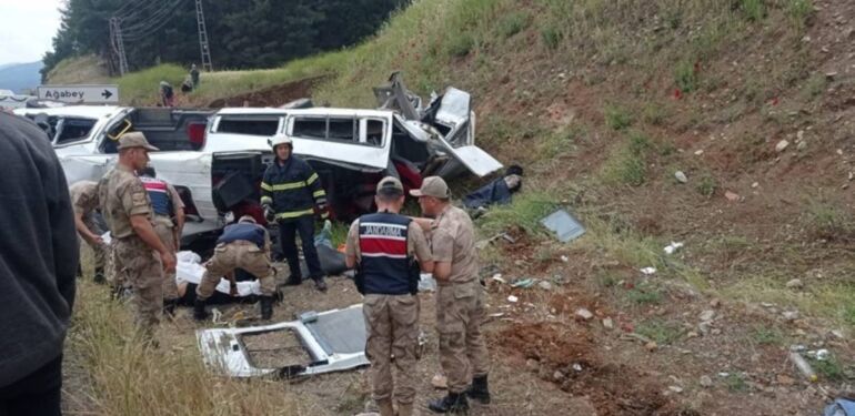Gaziantep'te feci kaza! Beton mikseri yolcu minibüsüne çarptı 8 ölü