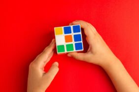 Geliştirilen robot, rubik kübünü 0.3 saniyede çözerek dünya rekoru kırdı