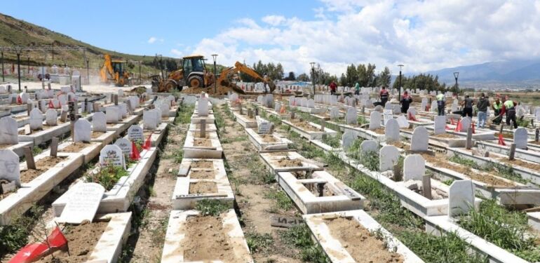 Hatay'daki yağışta depremzedelerin mezarları zarar gördü