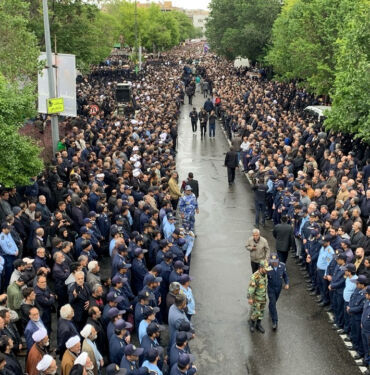 İran yas Ttutuyor Cumhurbaşkanı ve Dışişleri Bakanı için üç günlük cenaze törenleri başladı