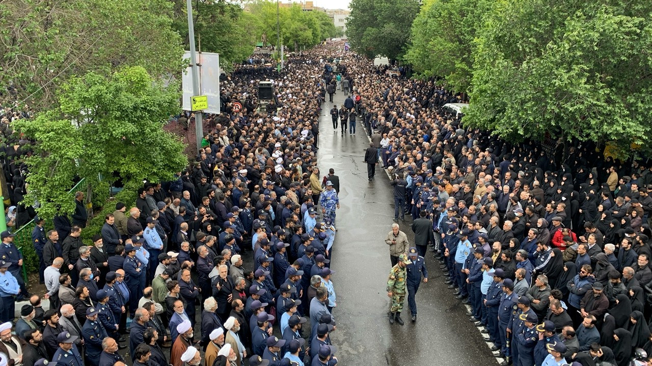 İran yas Ttutuyor Cumhurbaşkanı ve Dışişleri Bakanı için üç günlük cenaze törenleri başladı