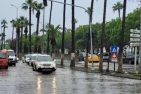 İskenderun'u sağanak vurdu Yollar göle döndü