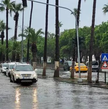İskenderun'u sağanak vurdu Yollar göle döndü