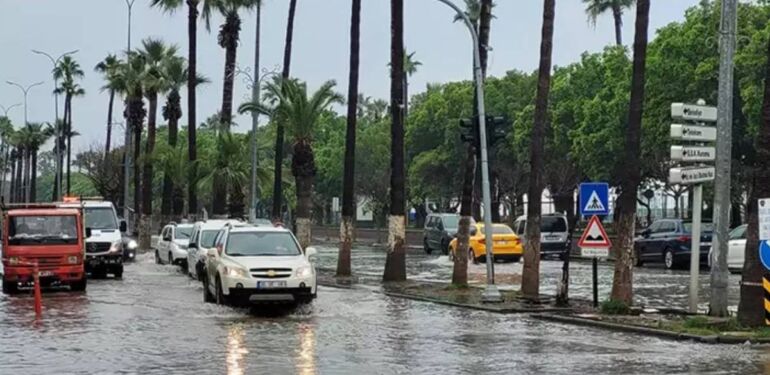 İskenderun'u sağanak vurdu Yollar göle döndü