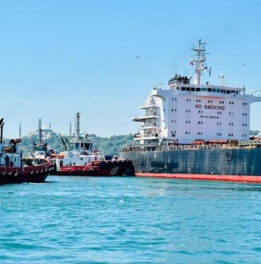 İstanbul Boğazı'nda karaya oturan yük gemisi kurtarıldı