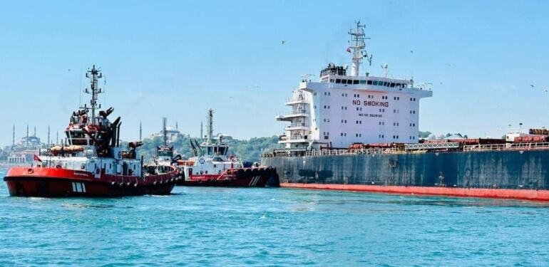 İstanbul Boğazı'nda karaya oturan yük gemisi kurtarıldı