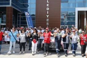 İzmir'de belediye çalışanları eylemlerini sürdürüyor