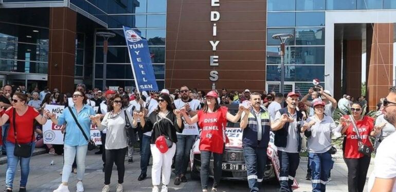 İzmir'de belediye çalışanları eylemlerini sürdürüyor