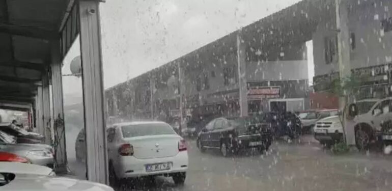 İzmir'de dolu etkili oldu!